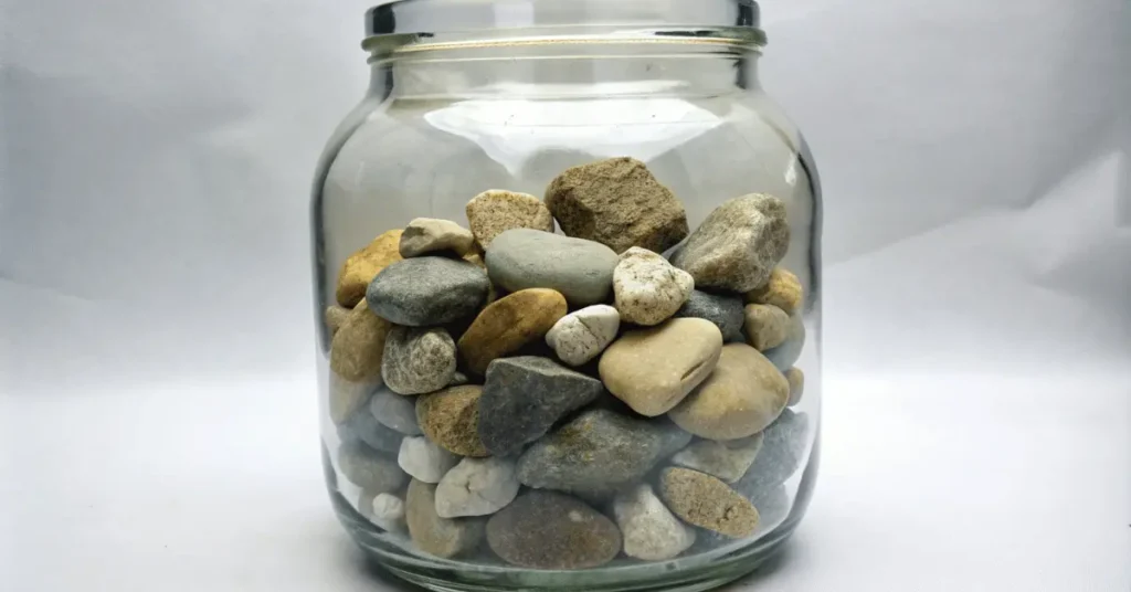 There are big stones in a jar and there are small stones in the gap.